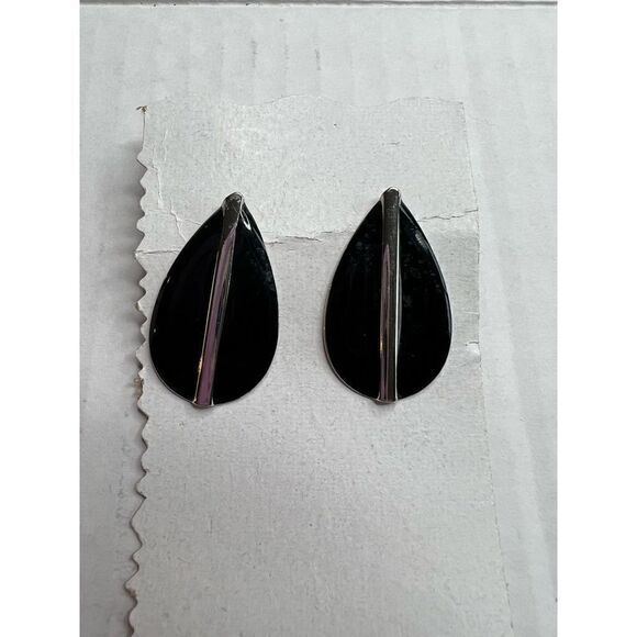 3/$15 or 5/$20 Vintage black and silver leaf shape earrings - Picture 1 of 4